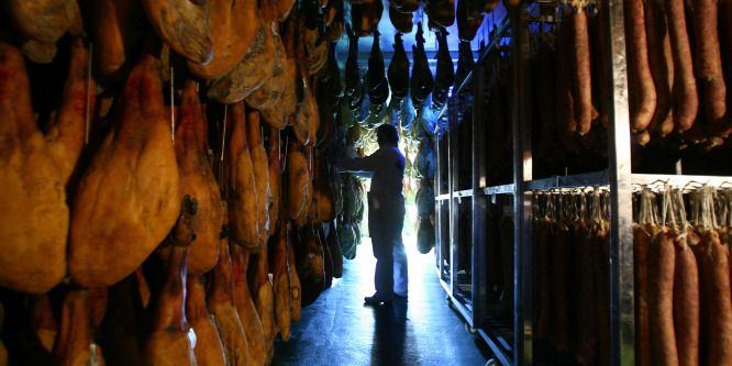 Meglepő módon kevesebbet költ a világ húsra és palackozott italokra