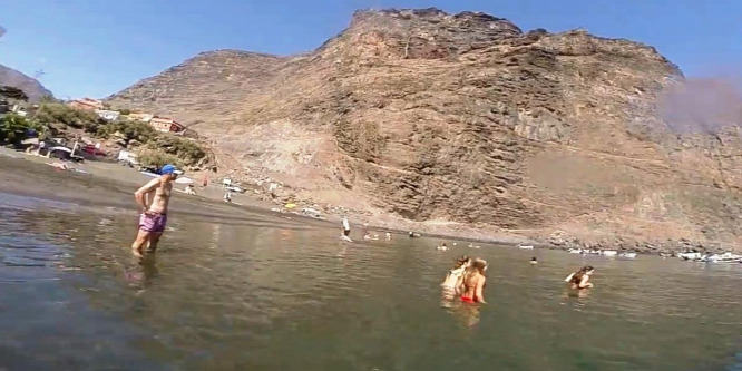 Tüskés ráják lapulnak a homokban a Kanári-szigetek strandján – videó