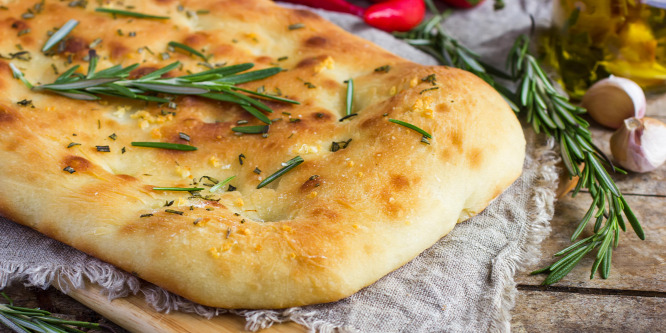 Isteni finom ez a könnyen elkészíthető, fokhagymás focaccia kenyér
