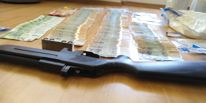 Tíz helyszínen csaptak le egyszerre a rendőrök - videó