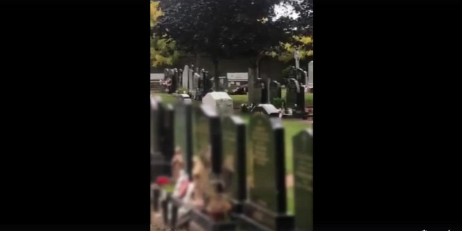 Sírkövön szexelő párt videóztak le egy temetőben (18+)