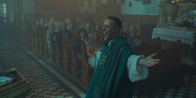 Lengyelország bűnözőből lett álpapról szóló filmet nevez az Oscar-díjra - videó