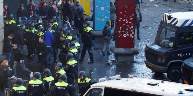 Mintegy száz francia fociszurkolót őrizetbe vettek Amszterdamban