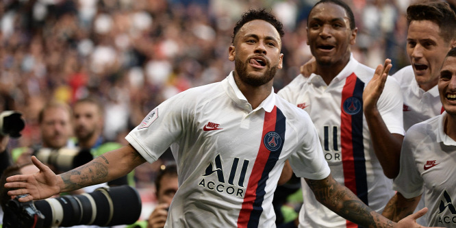 Virslit is kapott a szurkolóktól Neymar - kép
