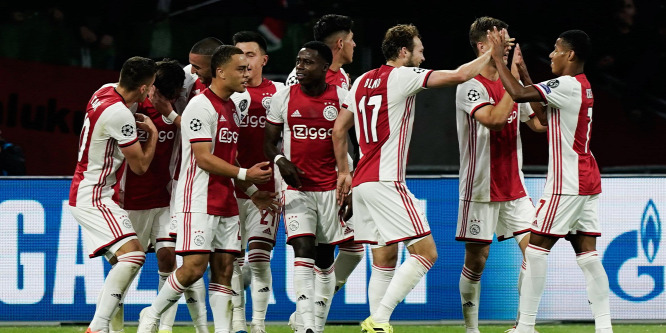Felpofozta a csapattársát az Ajax kapitánya, annyira örült a gólnak - videó