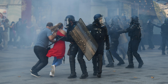 Gyújtogatások, erőszakos tüntetések és rendőri agresszió is Párizsban