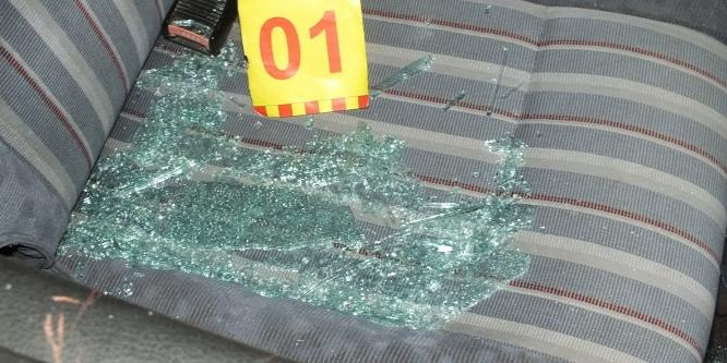 Baltával törte be haragosa autójának ablakát