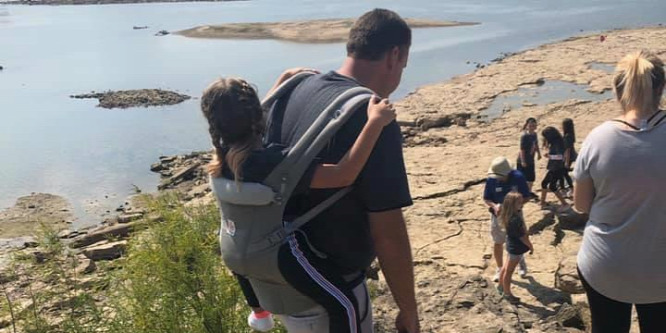 A hátán cipelve túrázott a tanár a mozgás sérült diákkal