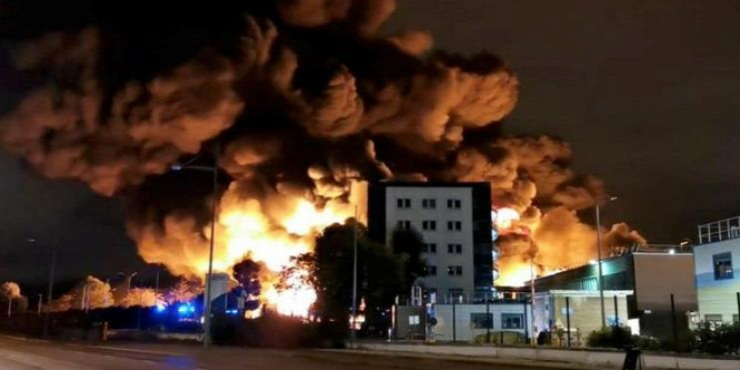 Kigyulladt egy veszélyes vegyi üzem a franciaországi Rouenban - videó