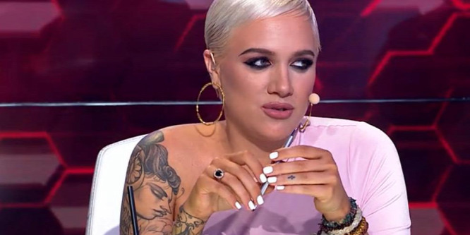 Tündéri felvétel: énekelve altatja kislányát Tóth Gabi - Videó