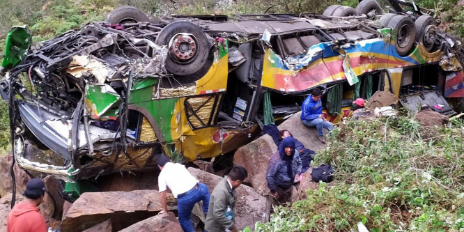 17 halott, szakadékba zuhant egy busz Peruban