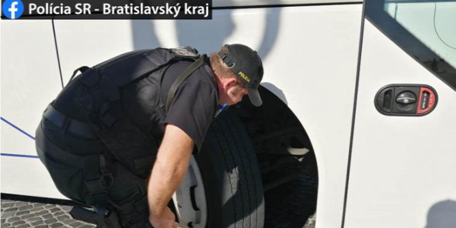 Marokkói migránsokat fogtak Pozsonyban egy cseh turistabuszon