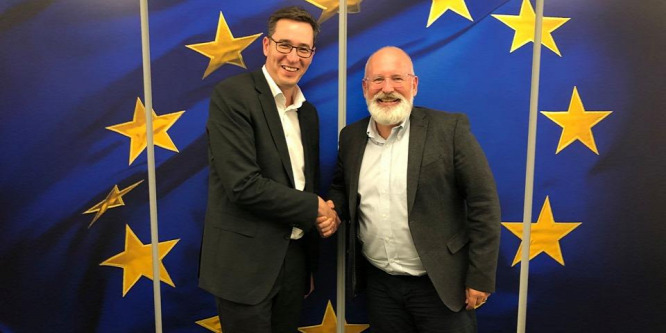 V4NA: Elfutott a V4NA kérdései elől Timmermans - videó