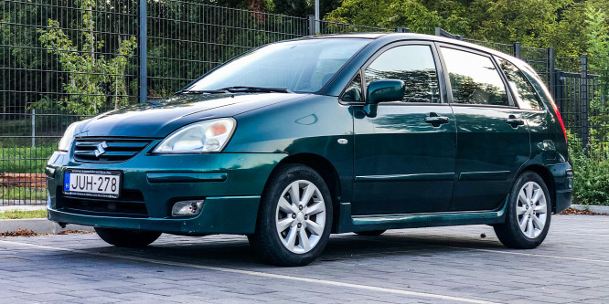 Félmillióból használható autót? Viccnek tűnik, de komoly: Suzuki Liana