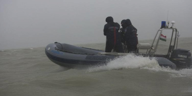 Szörföst mentettek a Balatonból