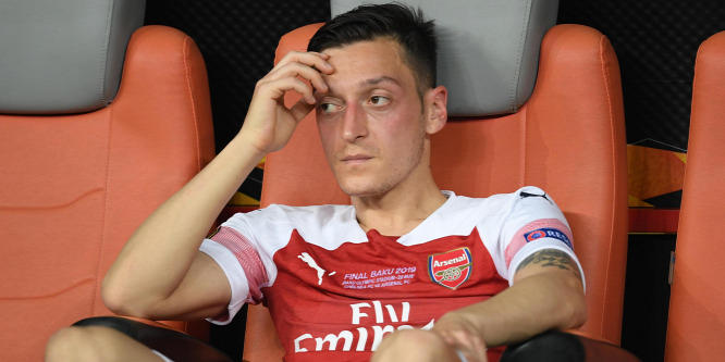 Milliókért kispadozik, de nem akar távozni az Arsenal világbajnoka
