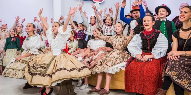 A jövőről is szól az új Fölszállott a páva
