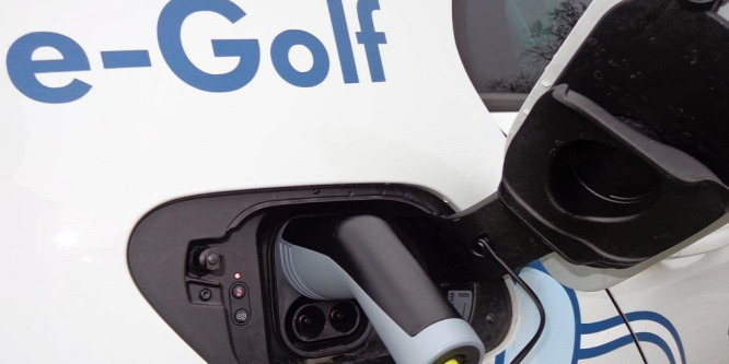 Ezért lehet most olcsón elektromos VW Golfot venni