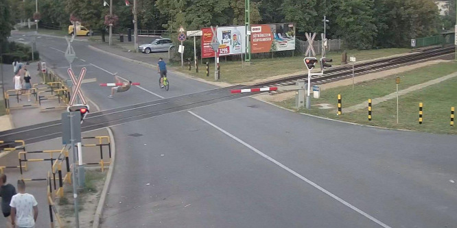 Nem hiszi el, hogy törte le egy férfi a siófoki sorompót – videó