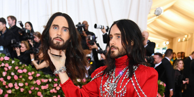 Ellopták Jared Leto ikonikussá vált fejét, amit a MET-gálára vitt magával