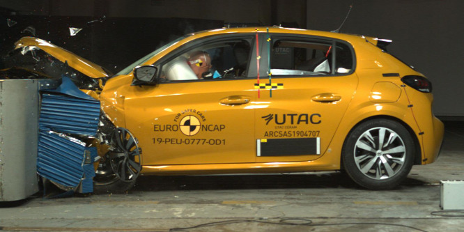 Elszúrta a Peugeot, nem lett tökéletes az új 208 töréstesztje