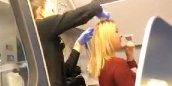 Lehányt egy nőt egy részeg utas, de ezzel még nem volt vége – videó