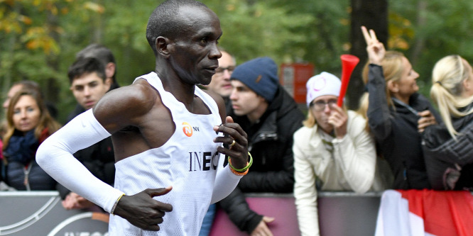 Bámulatos részidőkkel futott be Kipchoge a történelemkönyvekbe