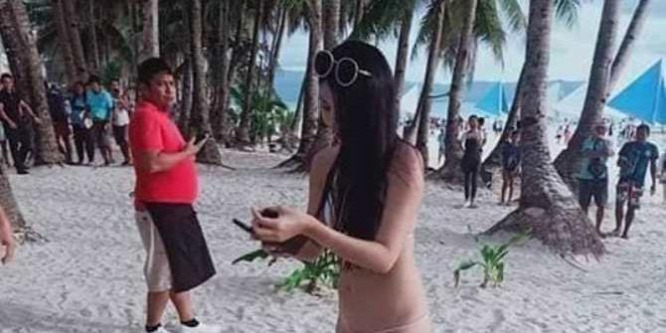 Megbüntették a lányt, mert szinte meztelenül sétált a strandon – képek