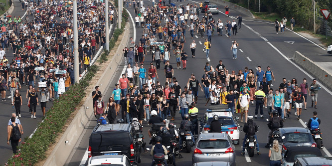 Tüntetők akadályozzák a barcelonai repülőtér elérését