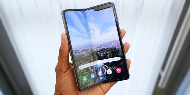 Újabb országokban jelenik meg a Samsung összehajtható mobilja
