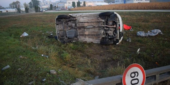 Autó ütközött villanyoszlopnak Nyergesújfalun, egy ember meghalt