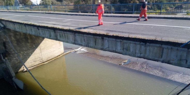 Leszakadt és a folyóba zuhant az őrmezői híd egy része