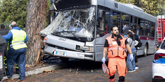 Súlyos buszbaleset Rómában