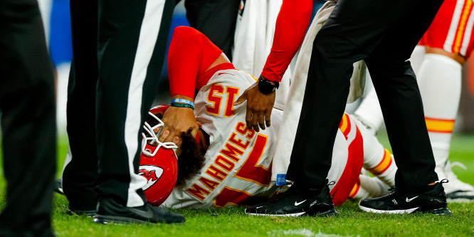 Ijesztő sérülést szenvedett az NFL tavalyi legjobbja - videó