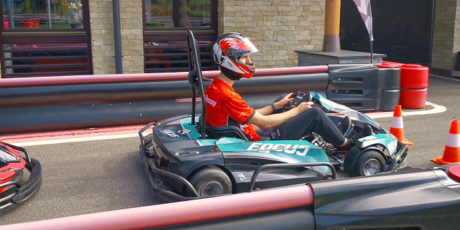 Esport-pilótával hajtottunk körrekordra a Hell Kart gokartpályán