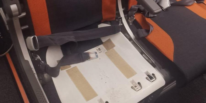 Ülőpárna nélküli székre ültették az EasyJet utasát