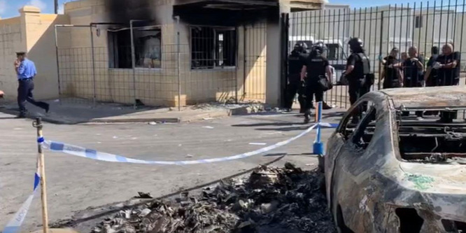 Rendőrökre támadtak, és autókat gyújtottak fel migránsok Máltán - videó