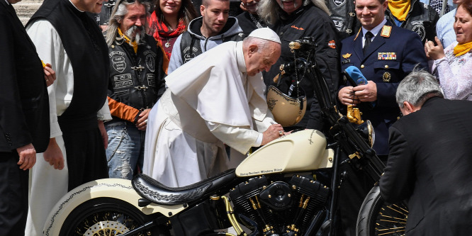 Elárverezték a Ferenc pápa aláírását viselő Harley-Davidsont