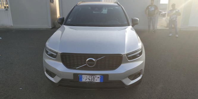 Ezzel a méregdrága luxus terepjáróval akart átszökni a határon