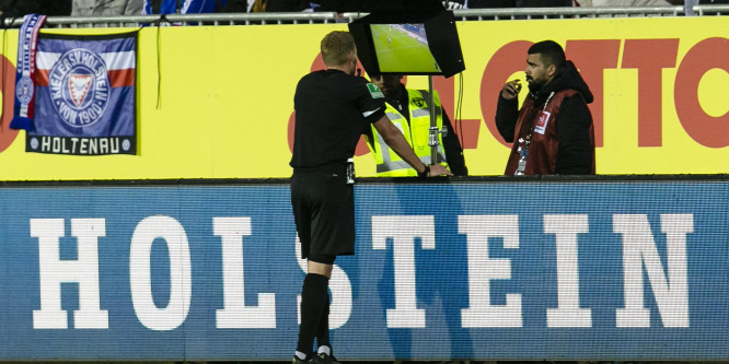 A kapu mögött melegítő cserejátékos miatt ítéltek tizenegyest - videó