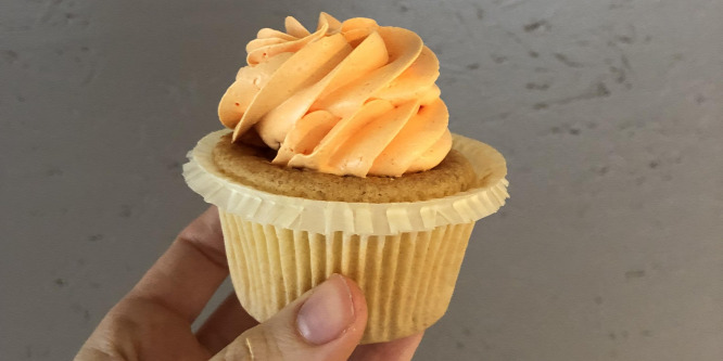 Mentes halloween: mandulalisztes muffin angolkrémmel