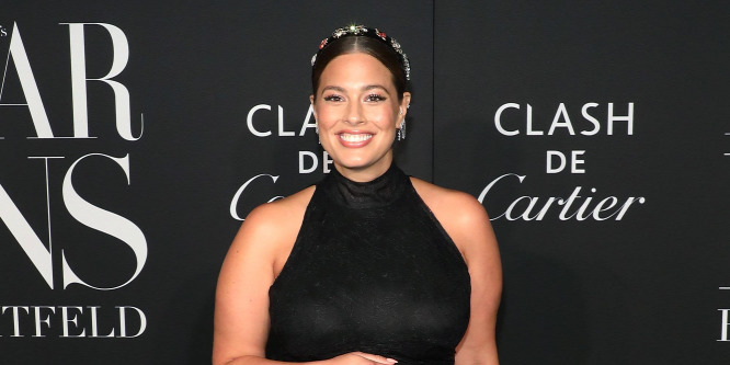 Ashley Graham plus size modell most átléphetett egy határt: az autóban fejte le a tejét - Videó