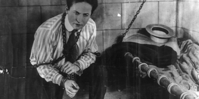 Harry Houdini bárhonnan kiszabadult, de túlfeszítette a húrt