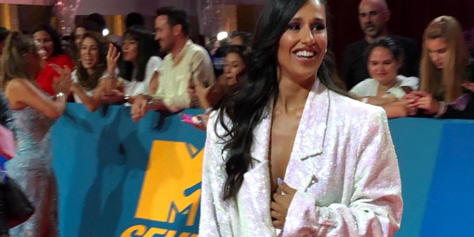 MTV EMA: Rita Pereira portugál színésznő túlméretezett kosztümben vonult - Fotó