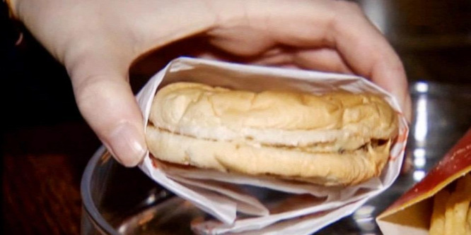 Képtelen megromlani a 10 éve vitrinbe rakott sajtburger