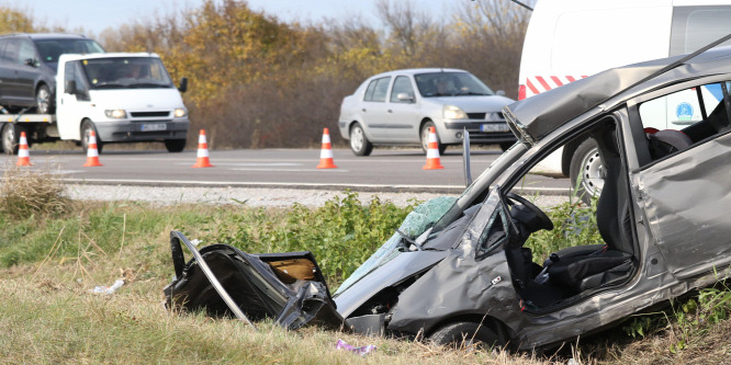 Halálos baleset a 4-es főúton, autó és kamion karambolozott
