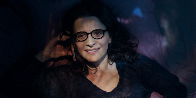 Juliette Binoche egy 24 éves nőnek adja ki magát új filmjében