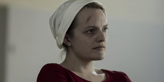 Horrorfilmben láthatod viszont Elisabeth Mosst A szolgálólány meséje June-ját