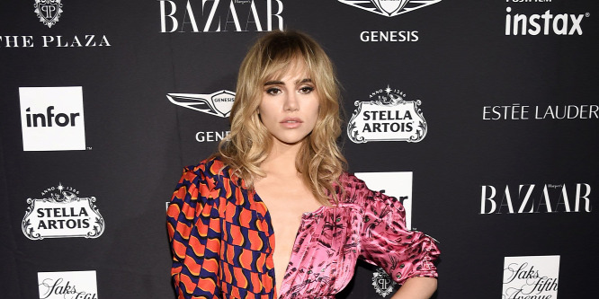 Vizes hajjal, egy szál törölközőben lépett ki az utcára Suki Waterhouse modell - Fotó