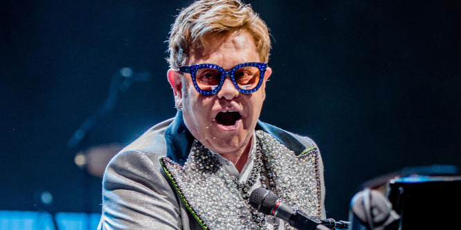 Elton John annyira kiakadt, hogy kidobta táskáját a magángépéből